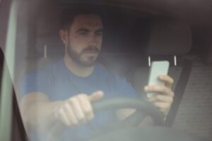 ¿Conducción distraída? Cómo un abogado de lesiones personales puede ayudarlo después de un accidente de camión