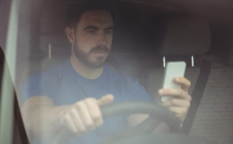  ¿Conducción distraída? Cómo un abogado de lesiones personales puede ayudarlo después de un accidente de camión