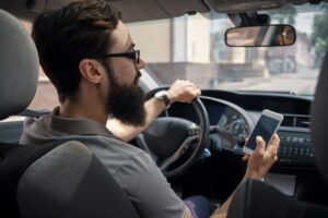 ¿Fuiste herido por un conductor distraído? Descubre cómo un abogado de lesiones personales puede ayudarte